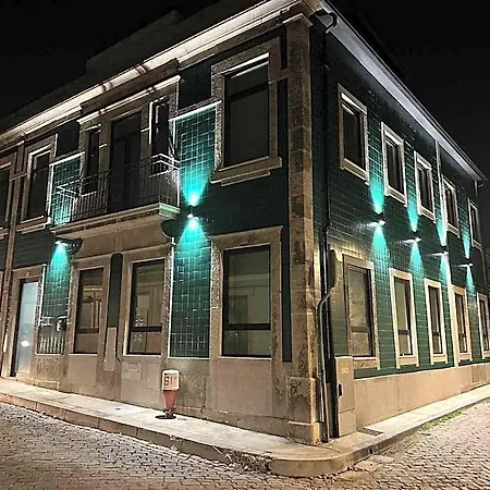 Hostel Station & *
